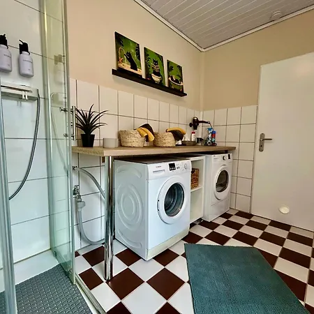 Gaestehaus - 2 Baeder, 7 Pers, Parkplatz, Garten, Terrasse * Kiel