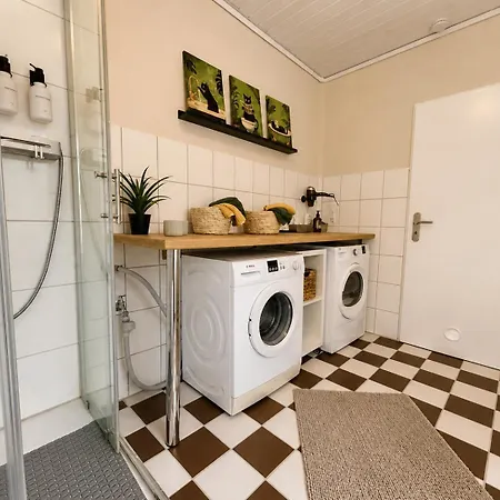 Gaestehaus - 2 Baeder, 8 Pers, Parkplatz, Garten, Terrasse Kiel