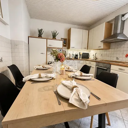 Gaestehaus - 2 Baeder, 8 Pers, Parkplatz, Garten, Terrasse * Kiel